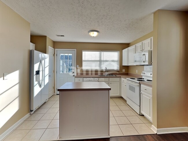 Building Photo - 1700 Stone Hollow Ct