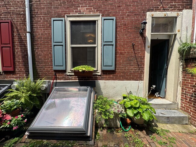 Foto del edificio - Gorgeous 2-Bedroom Townhome in Society Hil...