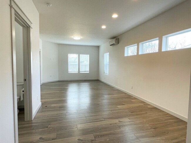 Building Photo - Beautiful3 bed 2,5 bath townhouse in Garden City