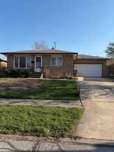 Building Photo - 2921 Woodlawn Dr