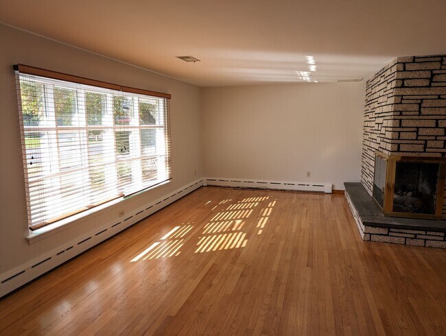 Building Photo - Beautiful Spacious 2 Bedroom 1.5 Bathroom ...