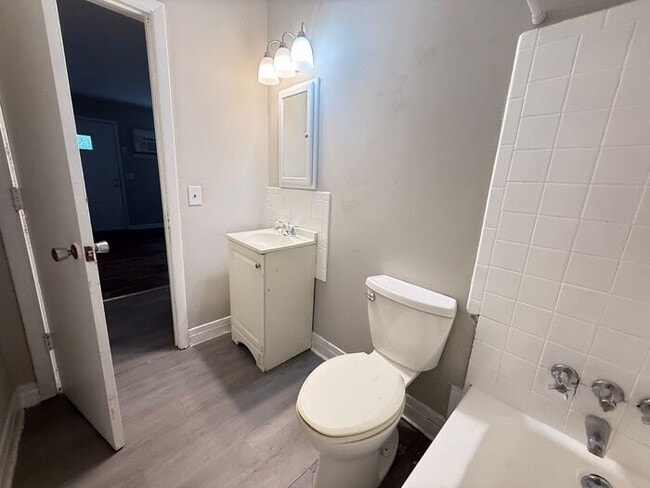 Building Photo - For Rent - 2 Bedroom Apartment Near Downto...