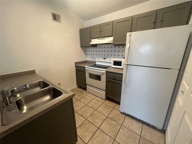 Foto del edificio - 8939 Latrec Ave