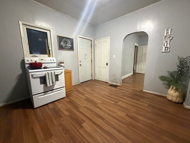 Foto del edificio - 2 bed, 1 bath home for rent in West Waterloo