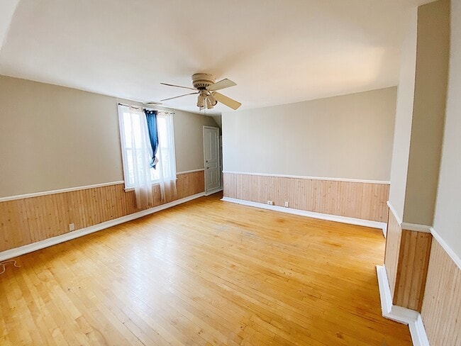 Building Photo - Beautiful River West 2BD Upper Unit with B...