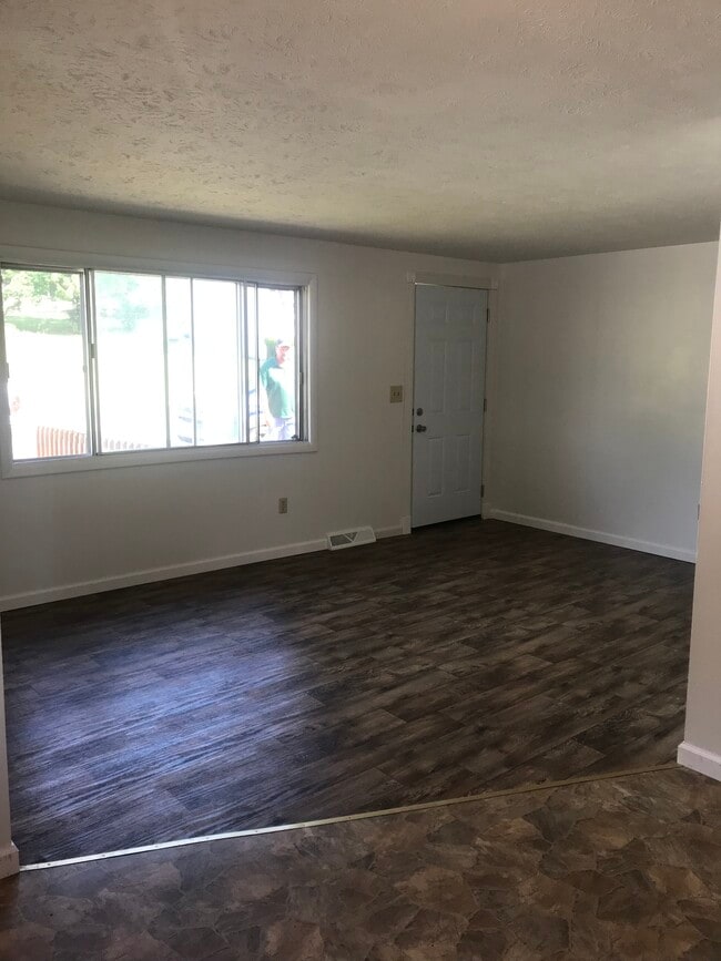Living room - 130 Wildwood Dr
