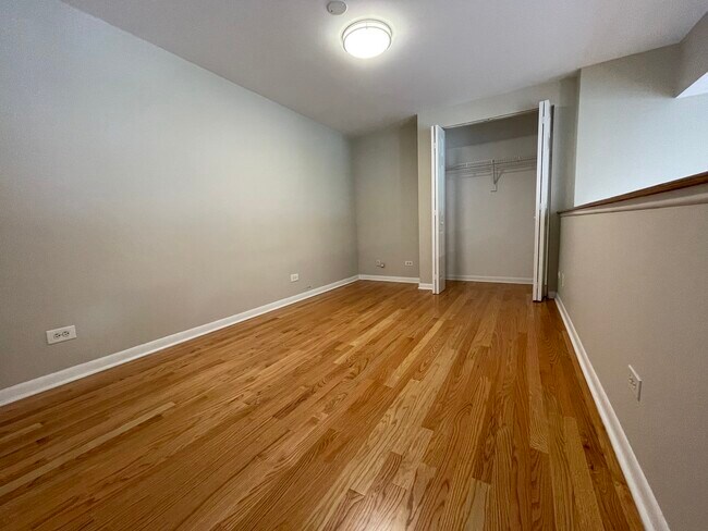 Building Photo - 708 N Hoyne Ave