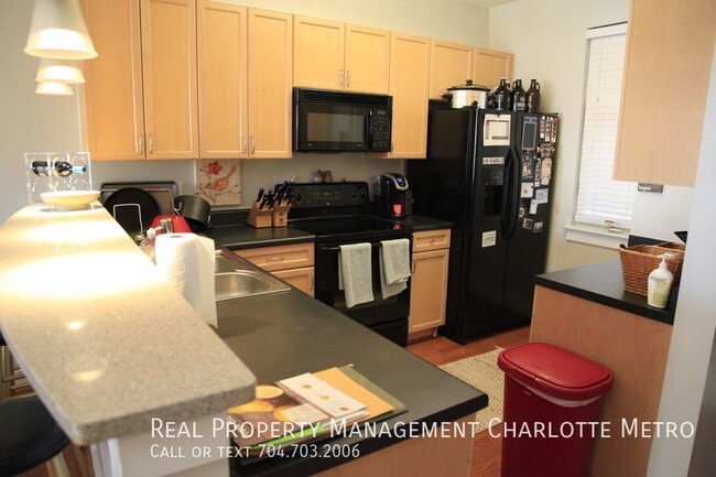 Building Photo - Charming condo available now! Sign up for ...