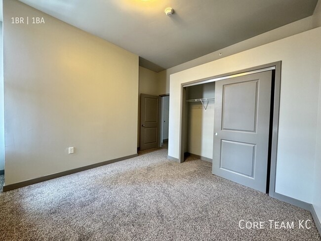 Building Photo - 306 E 12th St