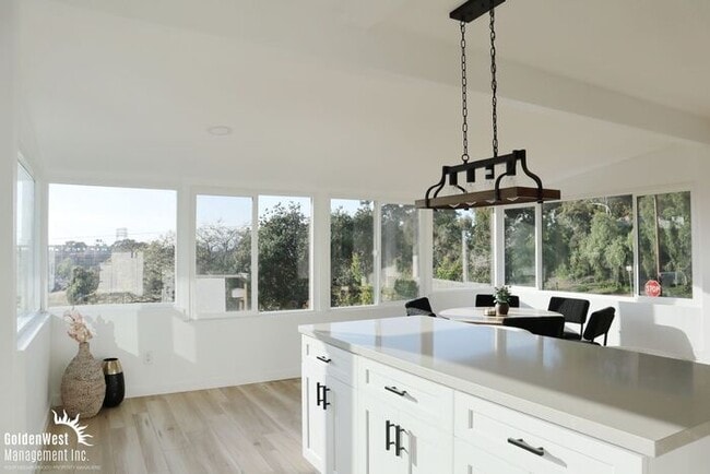 Foto del edificio - Stylish Updated 3Bdm 2Ba Upstairs Unit in the Heart of Old Town San Diego!