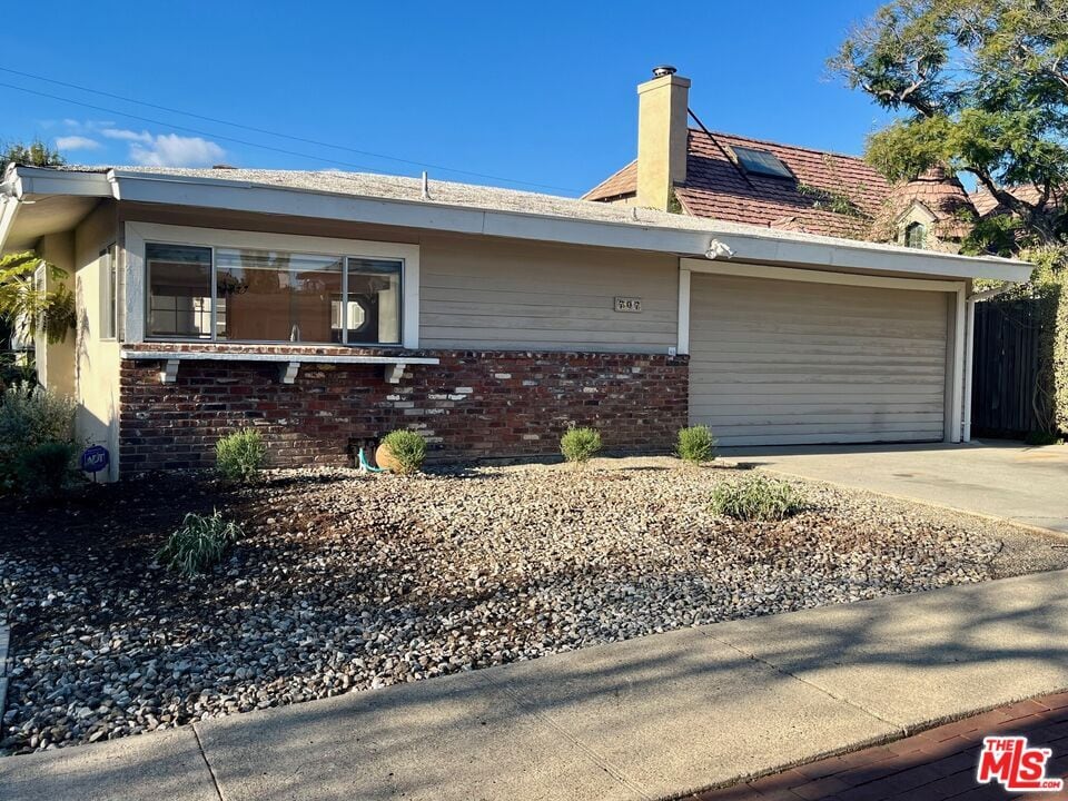 Primary Photo - 707 Wildomar St
