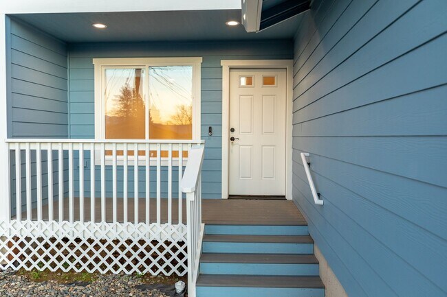 Building Photo - Brand new 3 bedroom 2 bath Sutherlin duplex