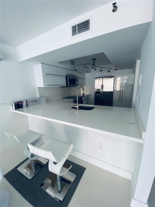 Foto del edificio - 555 NE 15th St