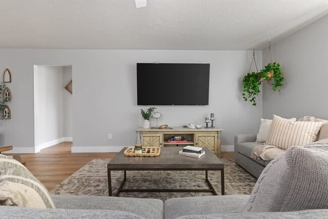 Building Photo - 171 E Red Rock St