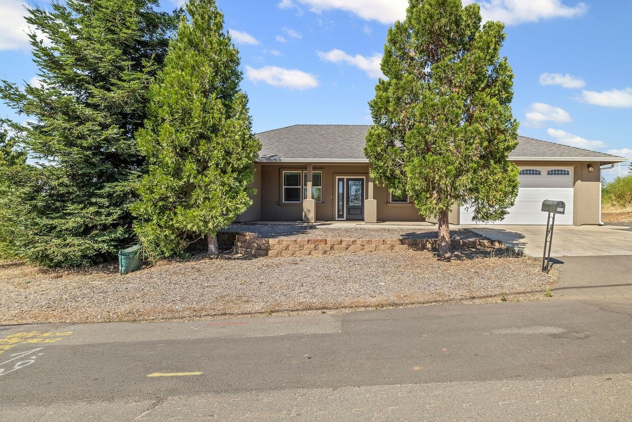 Primary Photo - Charming 2-Bedroom Home with Den in Paradi...