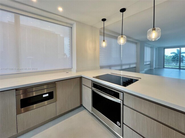 Building Photo - 1541 Brickell Ave