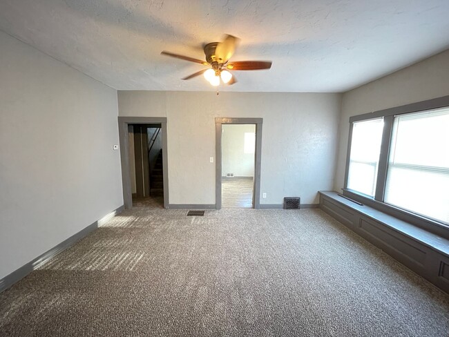 Building Photo - 4 bed 2 bath with extra room on Main Floor...