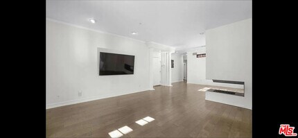 Building Photo - 9848 Vidor Dr