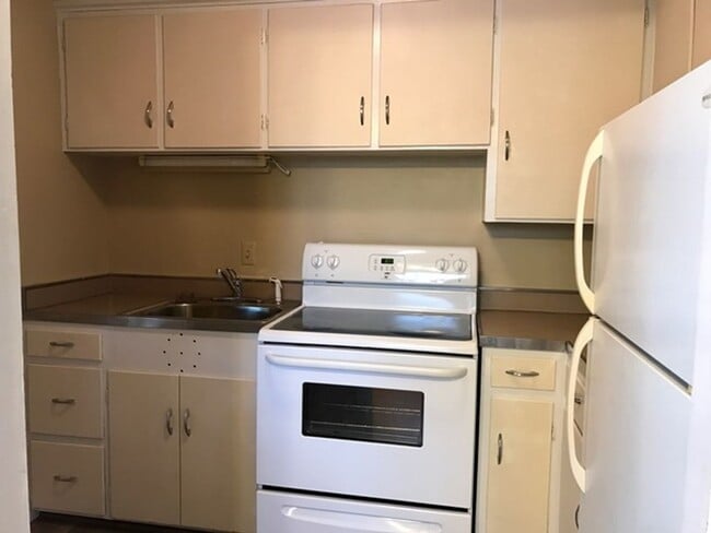 Building Photo - WOODLAND Neighborhood - 1 Bedroom Available!