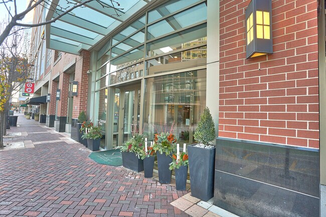 Building Photo - 807 Davis St