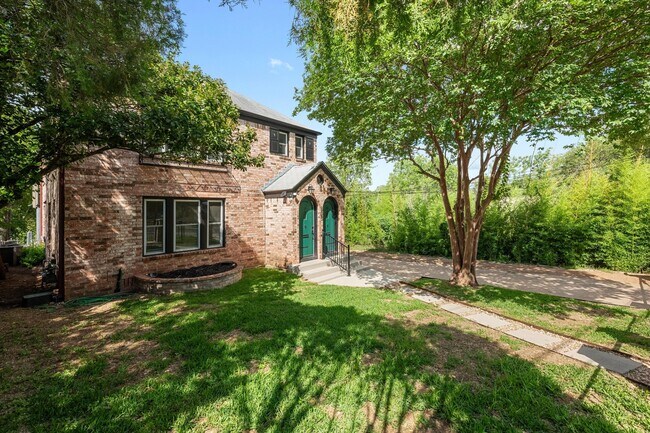 Foto del edificio - 903 E Live Oak St