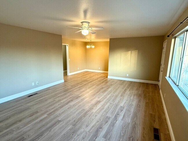 Foto del edificio - One level duplex in Windsor with 1 Car Garage, Cats Ok!