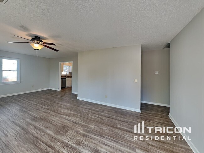 Building Photo - 812 N Royal Tower Dr