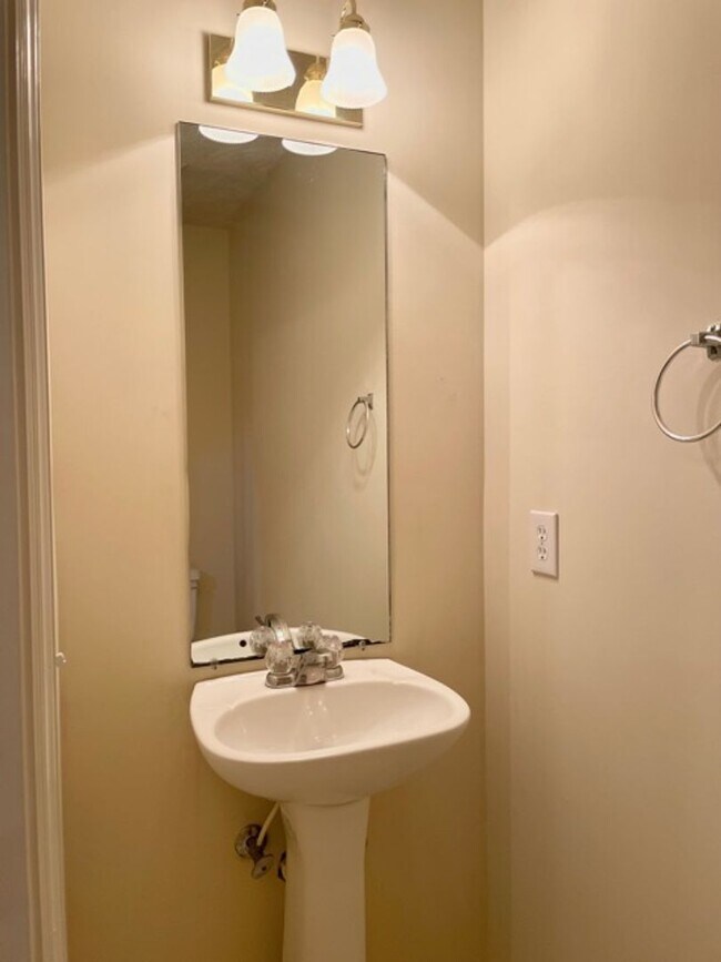 Building Photo - Donahue Crossing Condominium! Neighborhood...