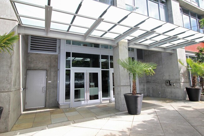 Foto del edificio - View! Parking! Sleek Modern Studio Condo o...