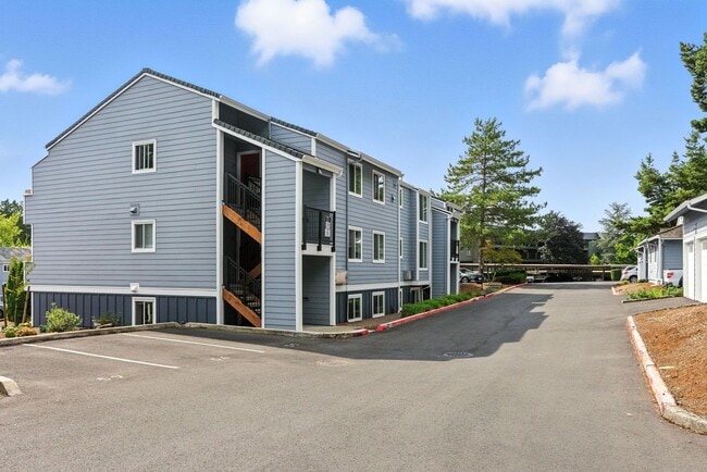 Foto del edificio - Sweet & Cozy 3 Bed 1 Bath condo available now! Lake Oswego