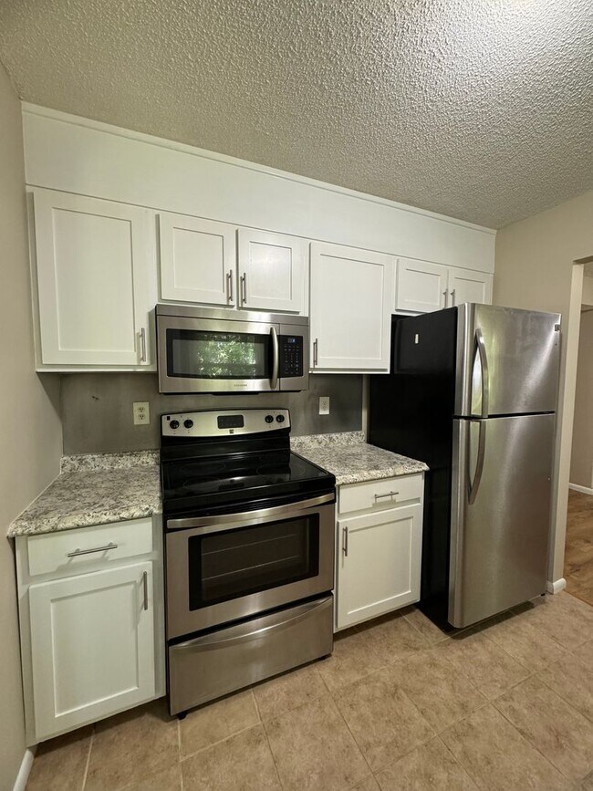 Building Photo - Charming 3 BR 1.5BA Brick & Vinyl Ranch