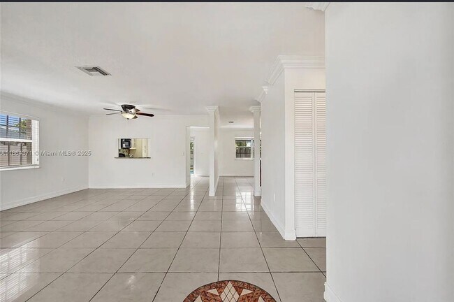 Foto del edificio - 9950 SW 12th St