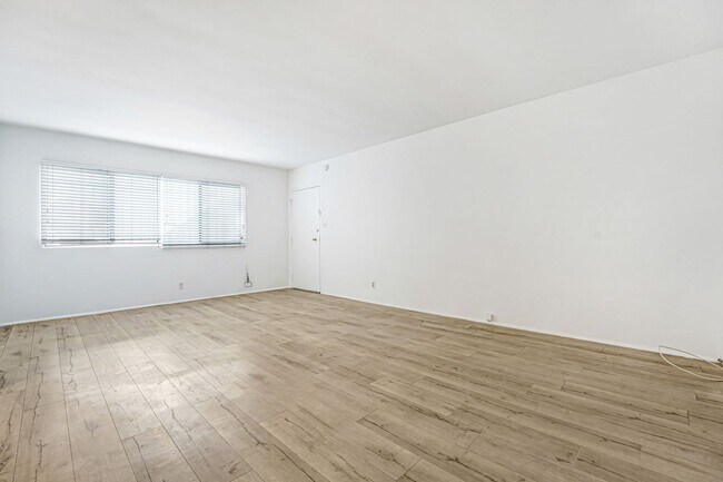 Foto del edificio - 744 S.Windsor Blvd. - just south of Wilshire Blvd.