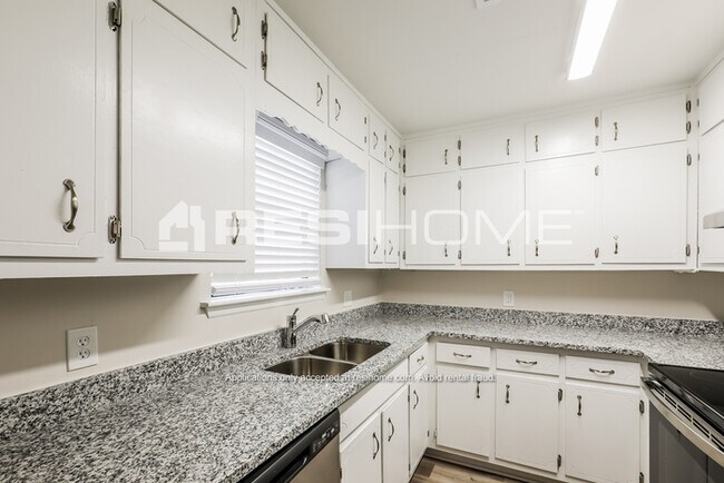 Foto del edificio - 7885 Taylor Cir