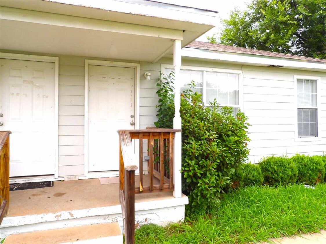 Primary Photo - 1135 NW Ozmun Ave