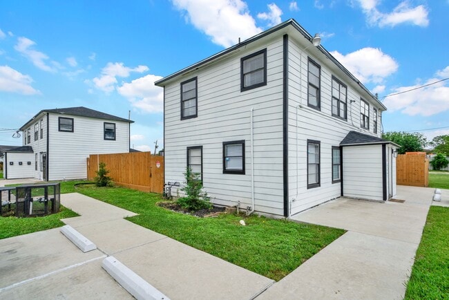 Building Photo - 1009 Beverly Ave
