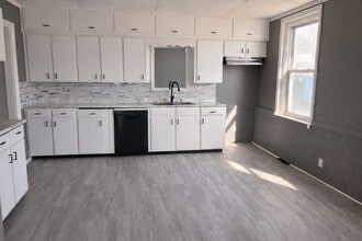 Building Photo - 517 12th Ave