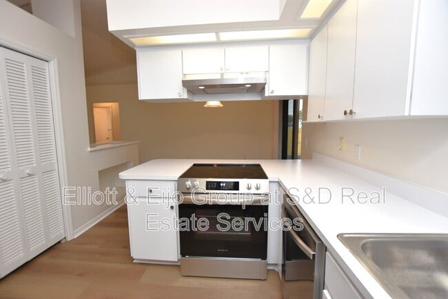 Building Photo - 2220 Maple Hill Ct