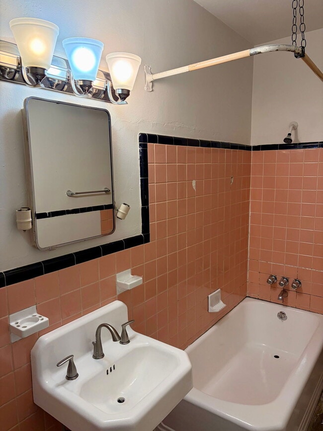 Building Photo - 446 N Duke St