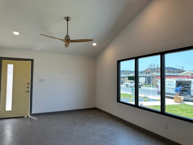 Building Photo - 1316 E Iris Ave