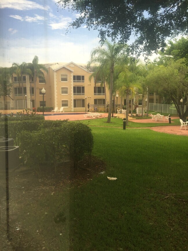 Foto del edificio - 2880 N Oakland Forest Dr