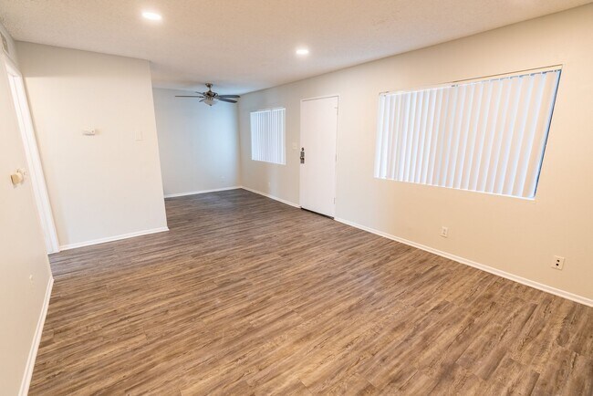 Interior Photo - 951 S Oxford Ave