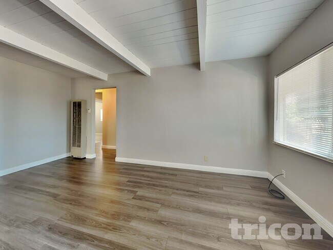 Foto del edificio - 500 Shaddick Dr