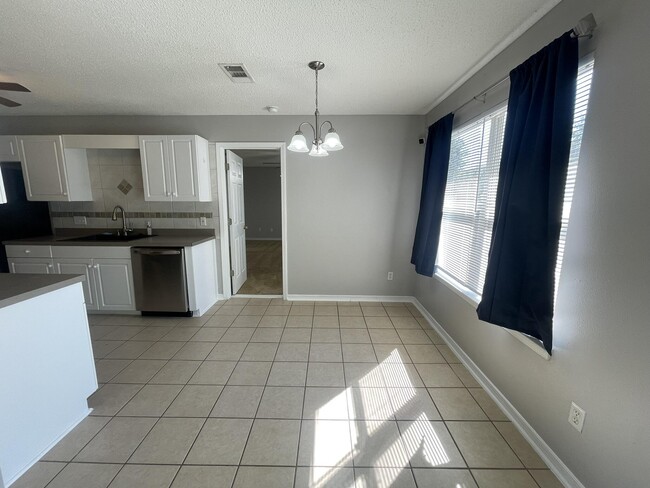 Building Photo - 219 Lustan Dr