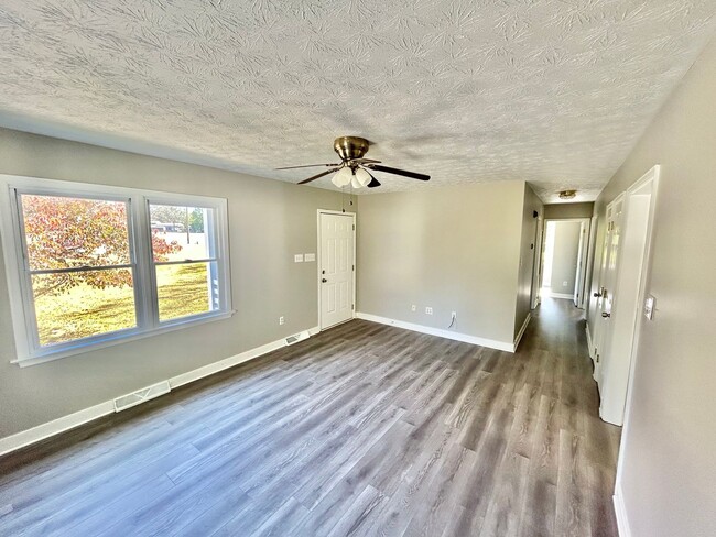 Building Photo - 9089 Pine Hill Rd