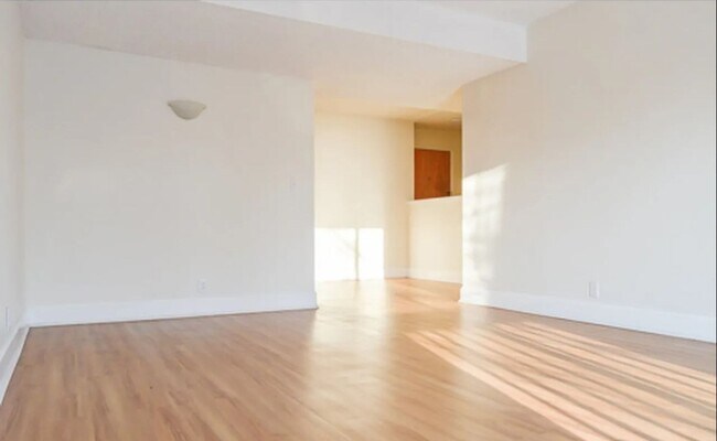Foto del edificio - GREAT LOCATION 2 Bed 1 Bath Condo in Louis...