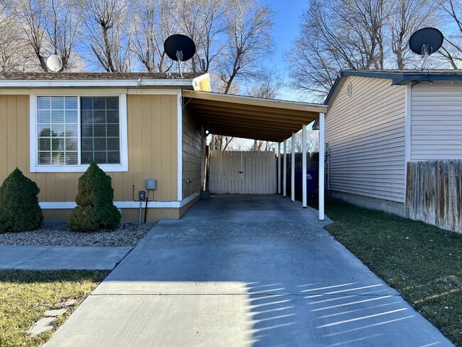 Building Photo - 951 Sunrise Dr