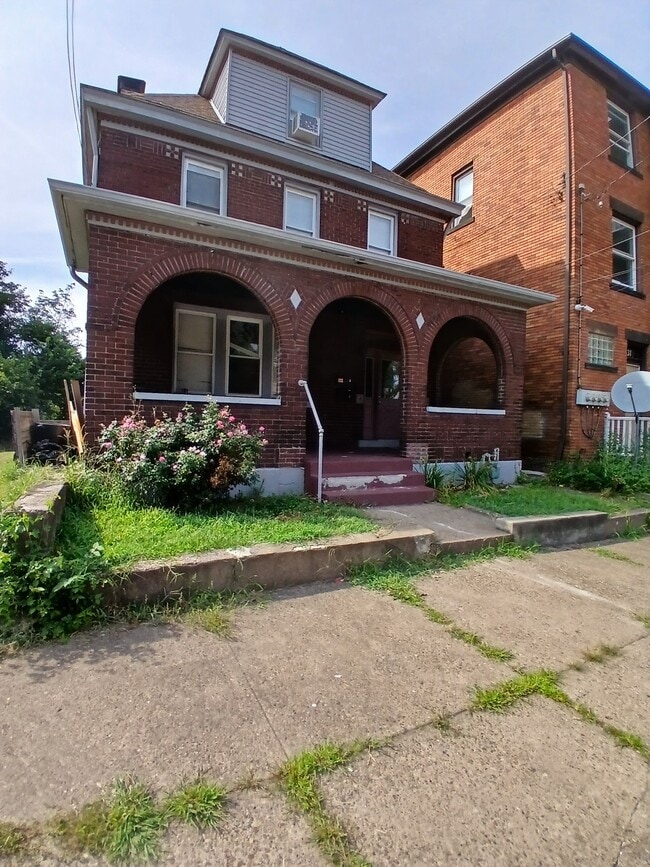 Building Photo - 133 W 13th Ave