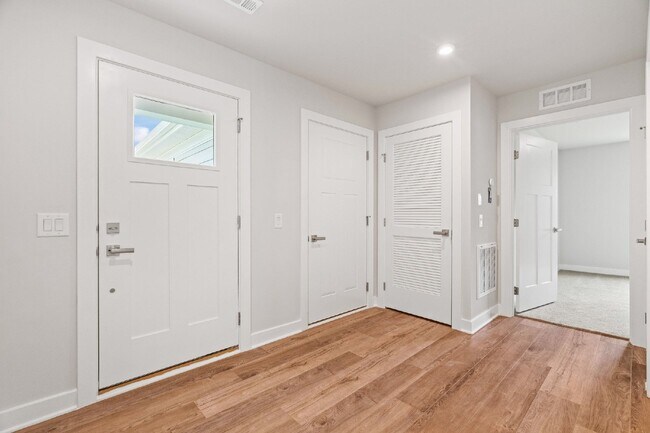 Building Photo - Beautiful White House Home | Granite Counters, Gas Range & One-Level Living