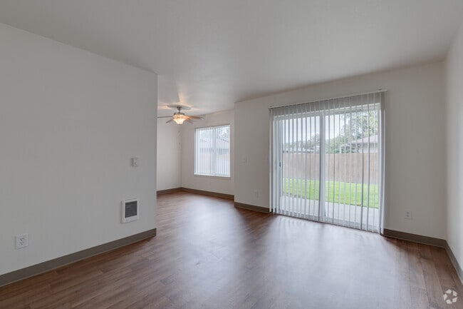 1 habitación, 1 baño ADA - 740 pies cuadrados - Sala de estar - Jefferson Place Apartments